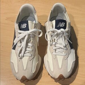 2021
New Balance Wmns 327
Moonbeam Outerspace